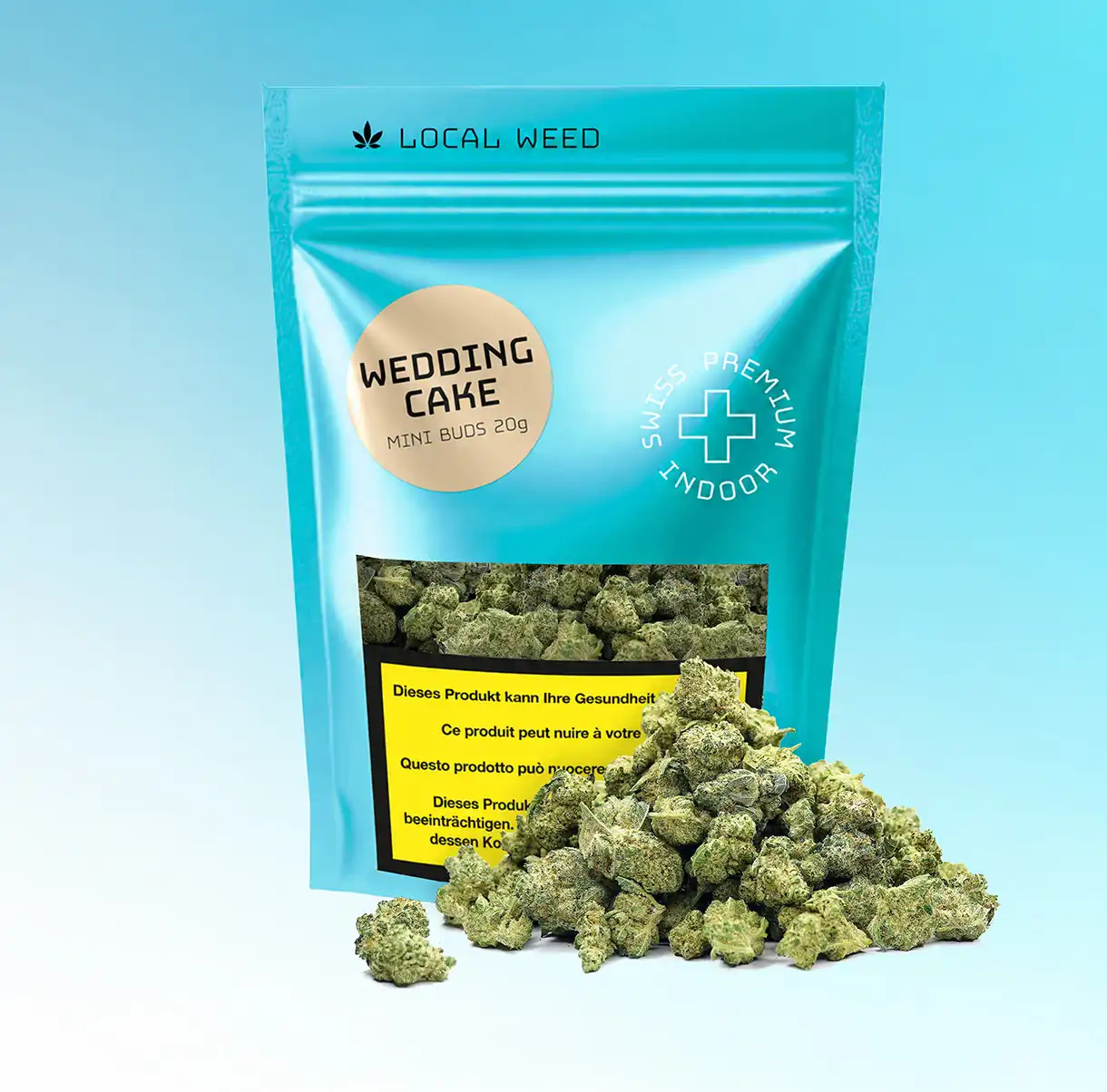 Türkise 20-g-Packung „Wedding Cake“ Cannabisblüten von Local Weed mit sichtbaren grünen Mini Blüten vor hellblauem Hintergrund.